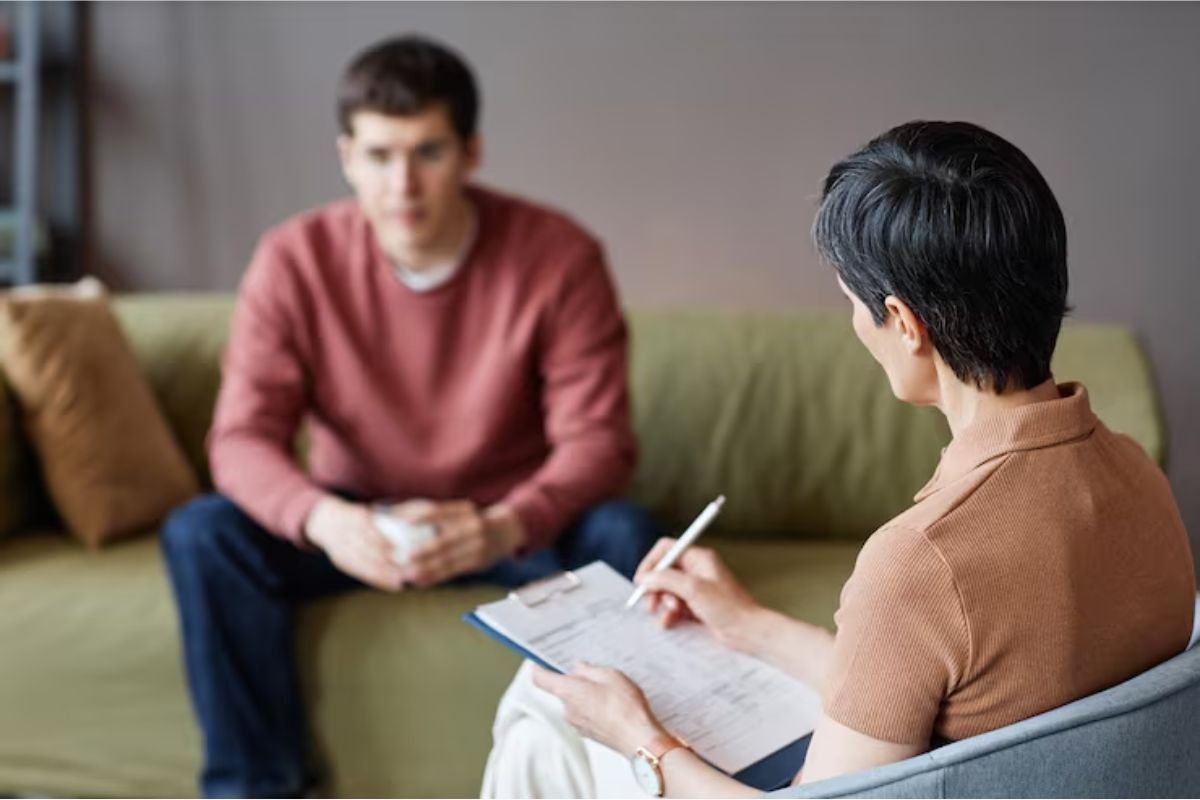 psychologist explaining the psychoeducational assessment process during a patient evaluation.